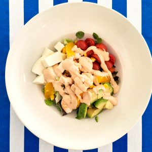 Salada de camarão com abacate e queijo mozarela
