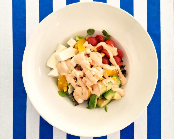 Salada de camarão com abacate e queijo mozarela